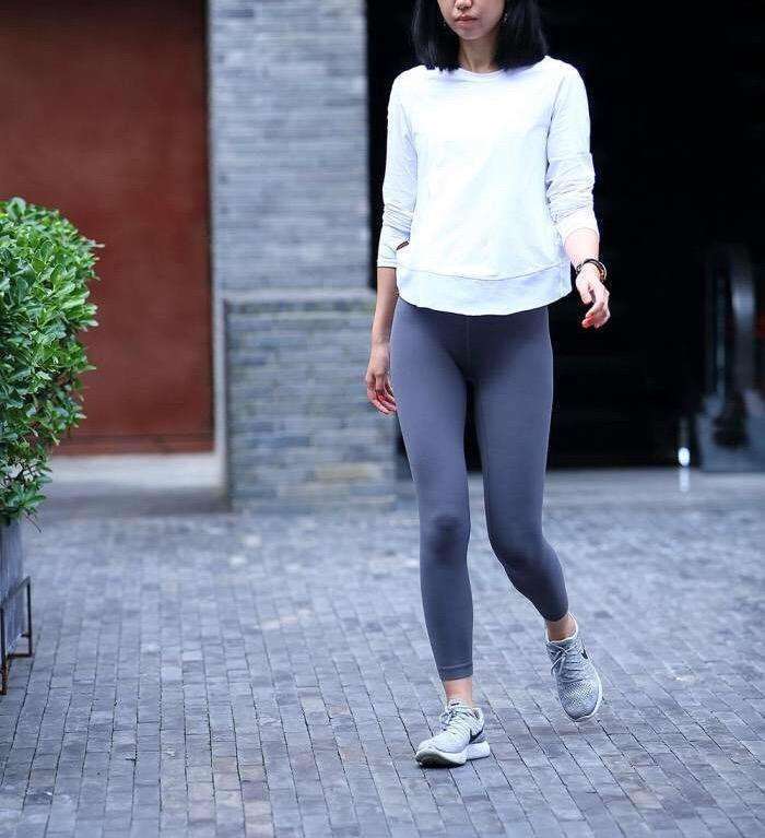 街拍: 紧身裤的小姐姐, 凸显腿型勾勒曲线