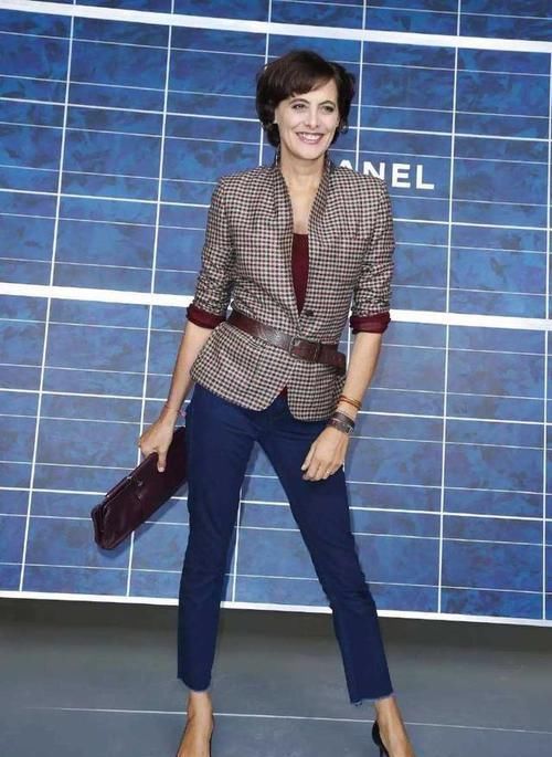  『堪称』她的脸就是香奈儿第二个标志，63岁优雅依旧，堪称奶奶辈穿搭手册
