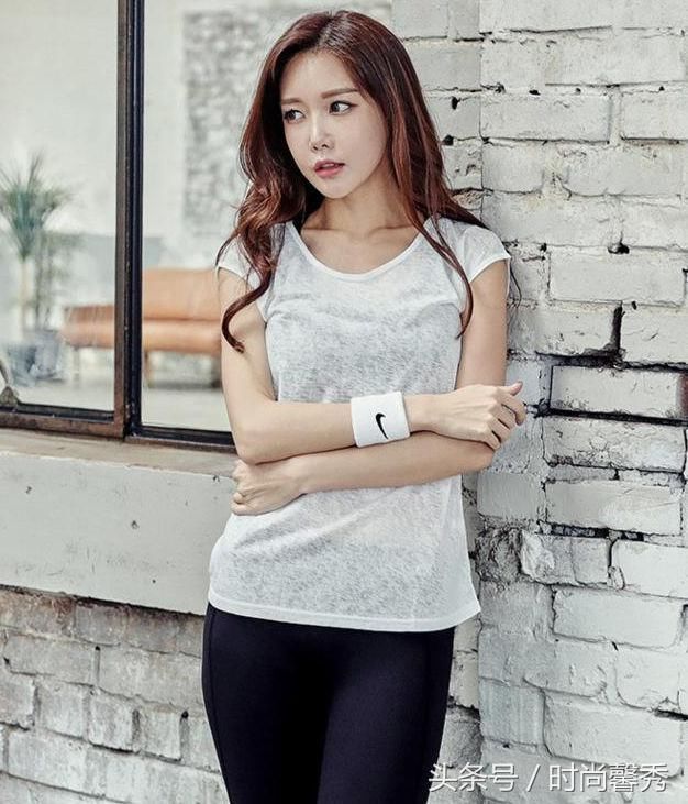 格外靓丽的紧身裤美女，秀出漂亮的姿态！