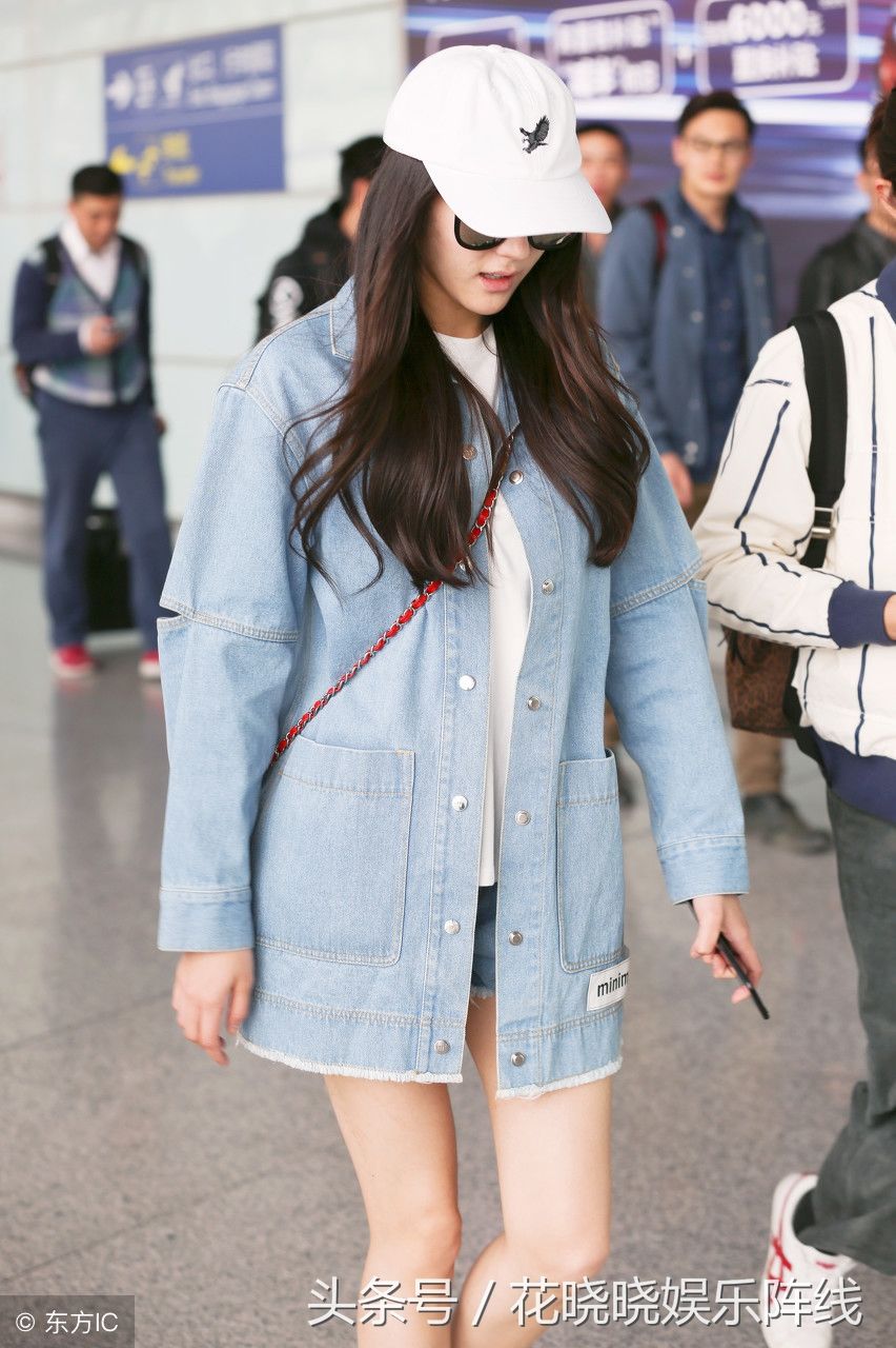 女神迪丽热巴街拍超美，网友:大白腿抢镜了!