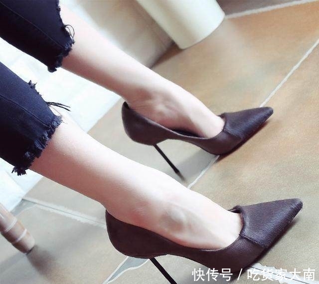  #腿部线条#尖头细高跟鞋，展现女性脚背的线条，彰显优雅女人味