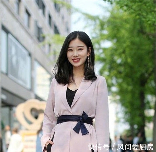 「连体」街拍:小美女身穿时尚的吊带连体短裤,秀出白皙长腿,清秀靓丽