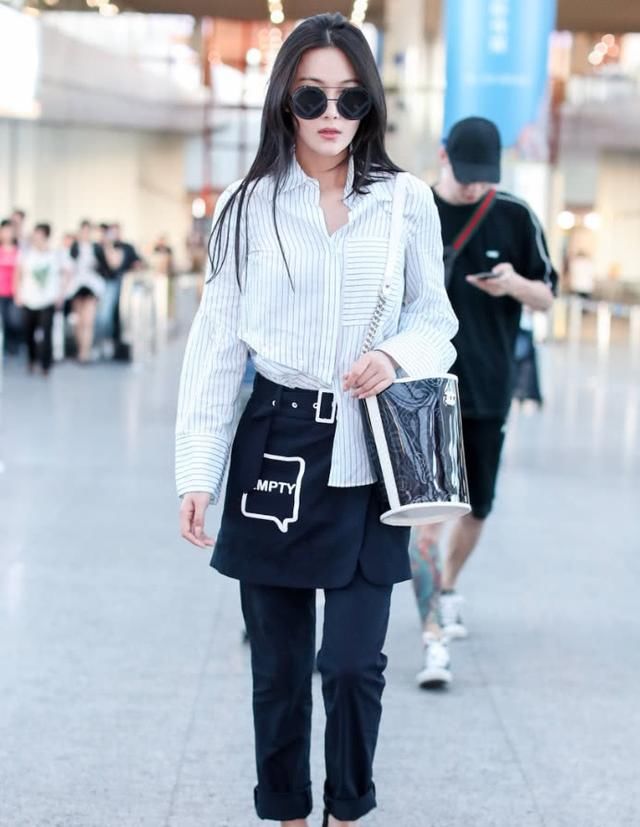 张馨予穿大妈裙子也很仙，无名指亮了，看来要比范冰冰快一步了！