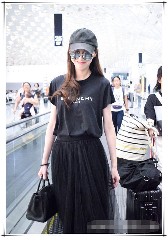 唐嫣可算开窍了！终于懂得把那双火柴腿遮住了！