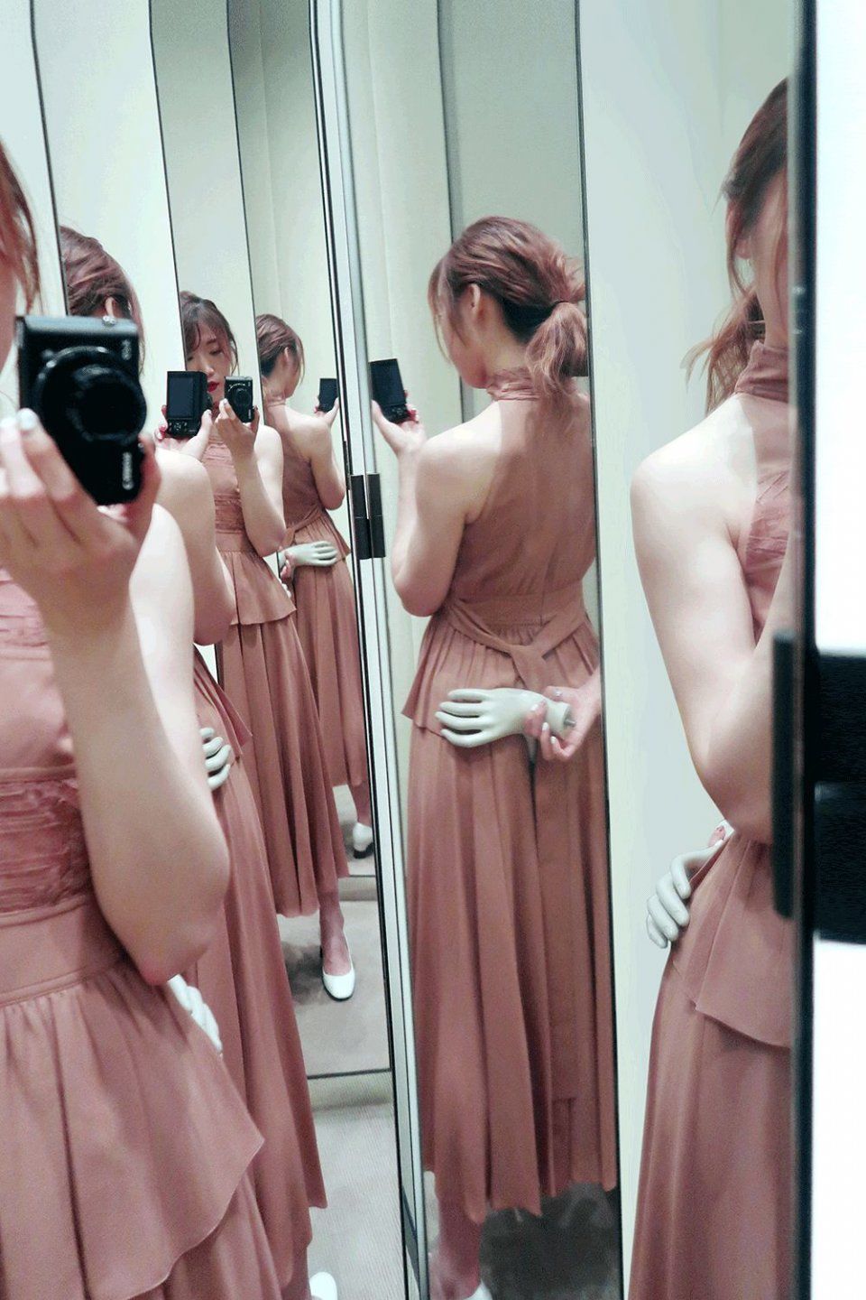 亲身示范丨原来真的可以在试衣间自拍出时尚芭莎封面!