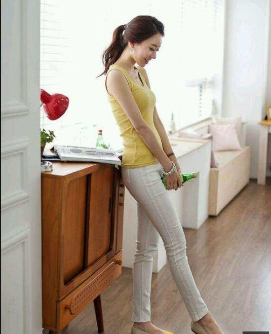 紧身裤搭配身材苗条的,确实很美上街也非常有回头率