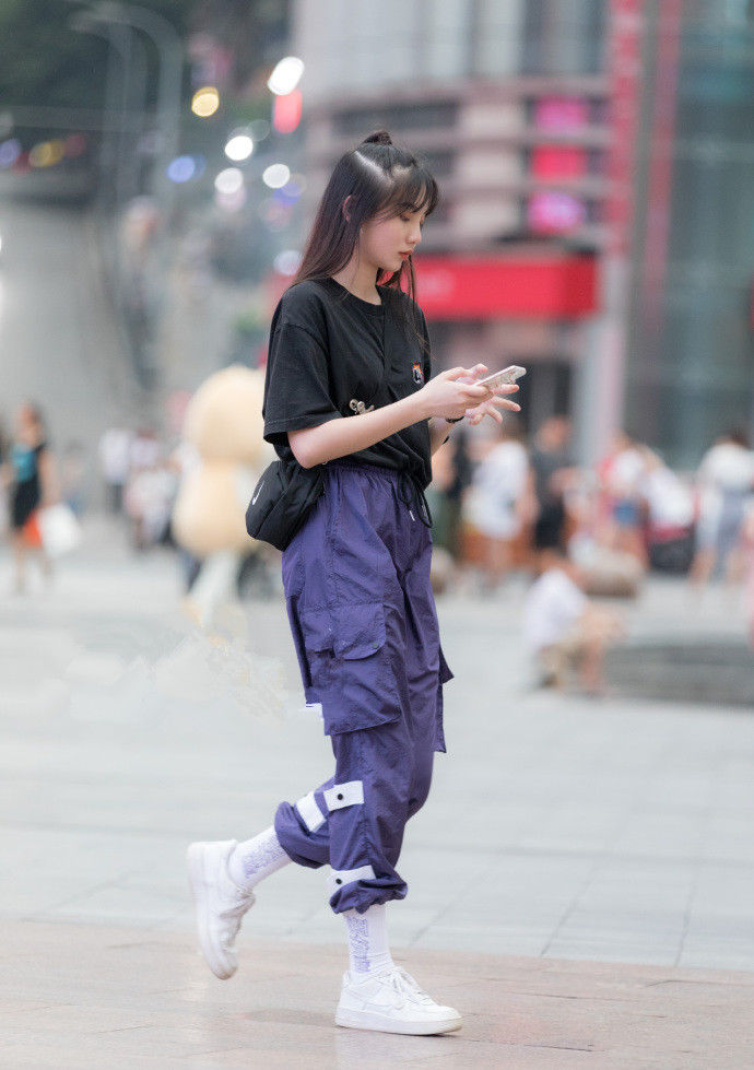 重庆街拍:复古款衣服搭配搭配出新时尚，长款连衣裙搭配缠绕凉鞋