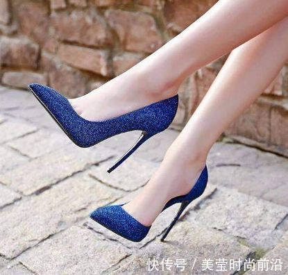 高跟鞋这样穿，女人性感姿势火起来