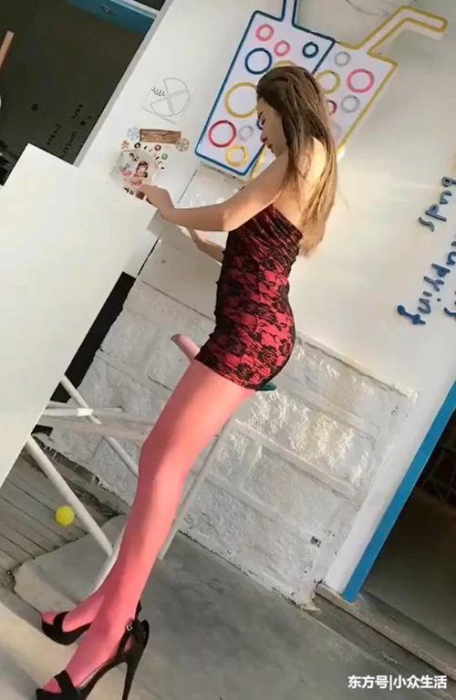 街拍：小姐姐穿上恨天高，高挑迷人，走路也特别的养眼!