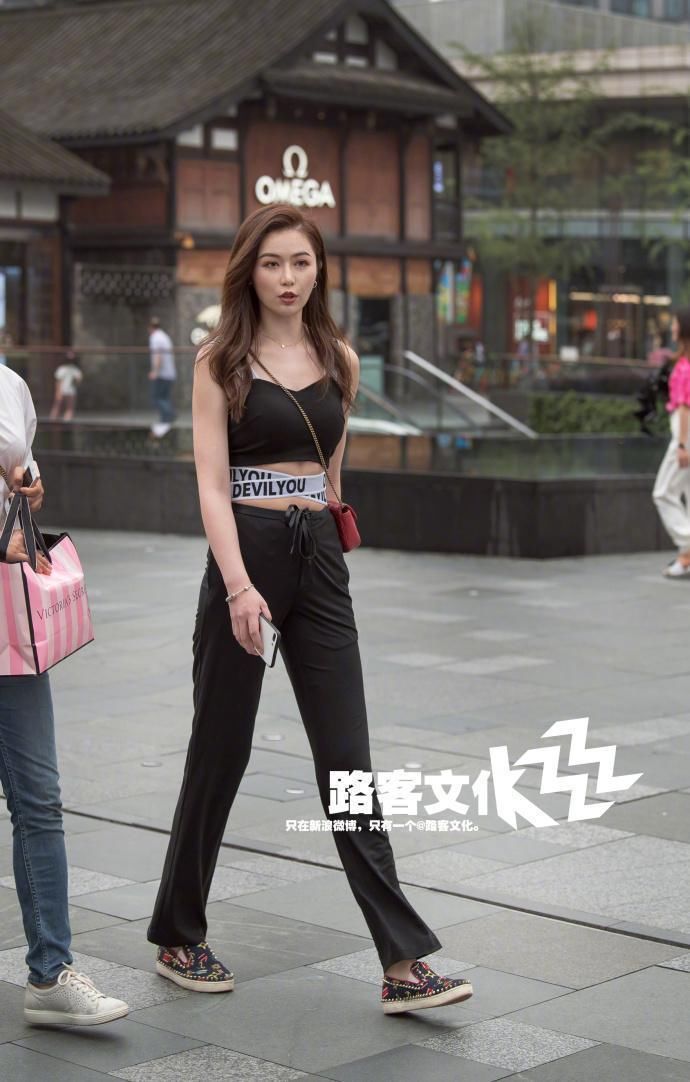 刚搬新居的呆萌小女生，吊带搭牛仔裤的美女，曲线毕露好吸睛!