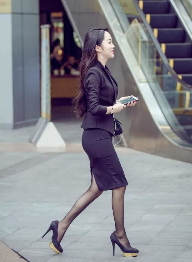  『优雅』街拍：小姐姐身穿针织连衣裙，修身又显苗条，显得优雅有气质