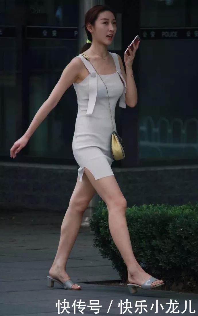 T恤■街拍:基础纯色系的T恤,不仅修饰了你的身段,还非常的气质