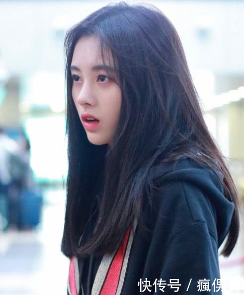 鞠婧祎没衣服穿了竟把卫衣当连衣裙穿,搭配起来意外有个性!