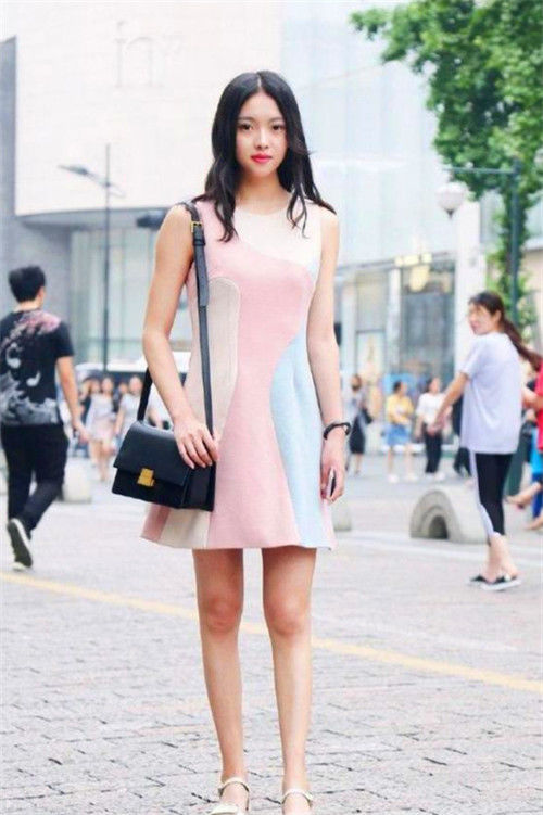  百褶裙：街拍：白色无袖配百褶裙，小美女千姿百媚，甜美可爱