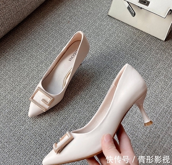  『迷人』穿细跟鞋怕崴脚，穿粗跟鞋嫌不好看，4款优雅迷人的酒杯跟试试看