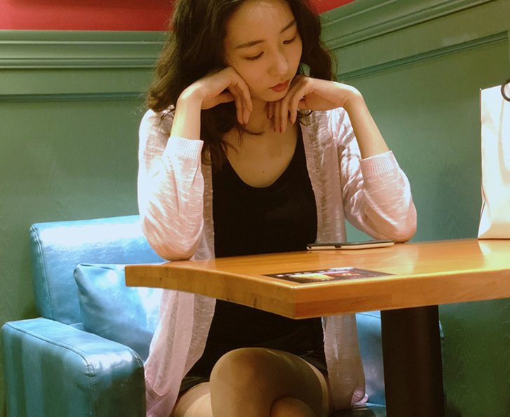 这才是早秋流行“小衫+半裙短小”,赶紧来看看下面女人,超美嫩