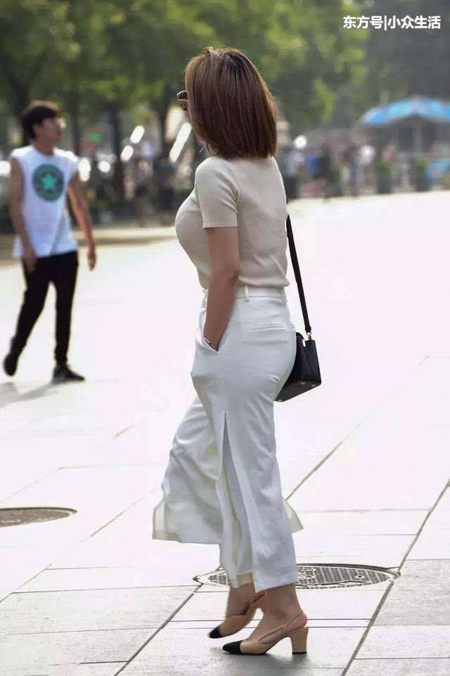 街拍:紧身衣小姐姐身材比例更加美, 显出淡淡甜美感!