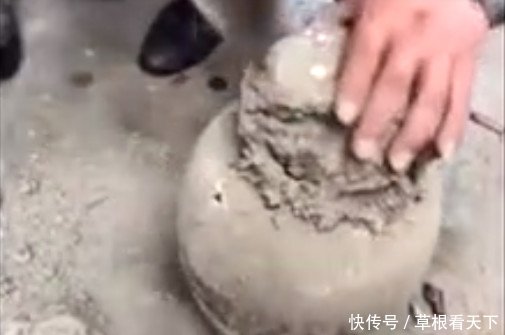 男子翻新祖屋发现奇异坛子，撬开封口细看后让他傻眼了