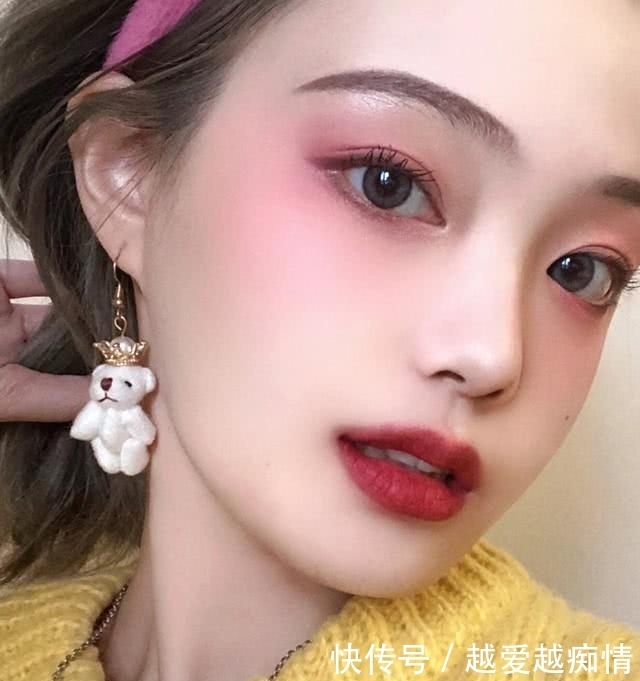 历年:盘点历年流行过的妆容,这四个造型里,肯定有一个让你真香过
