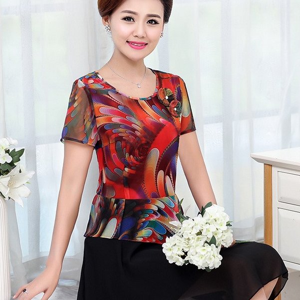 爱美女人不要愁!非常适合55岁女人的夏装，秋天一样穿