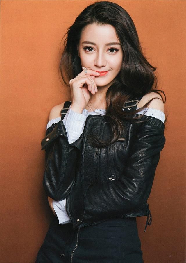 女星爱上“波浪卷发”，郑爽显老，热巴惊艳，赵丽颖像变了一个人