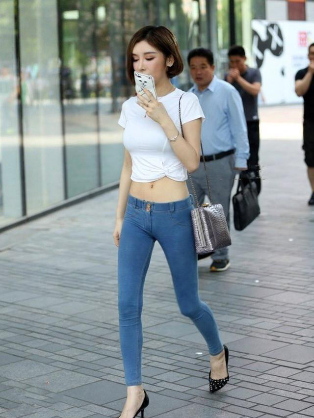 街拍：图五穿吊带小背心，展示“傲人曲线”，真的是很美！