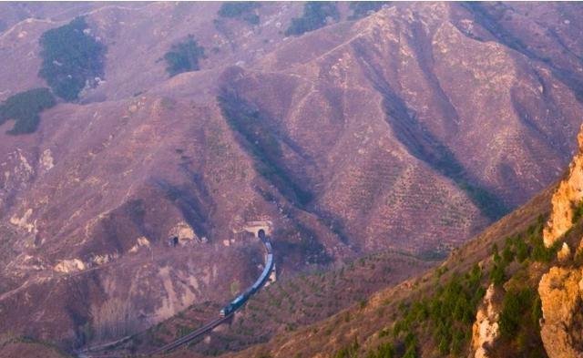 京通铁路1977年建成，贯穿华北、东北地区，为数不多的绿皮火车线