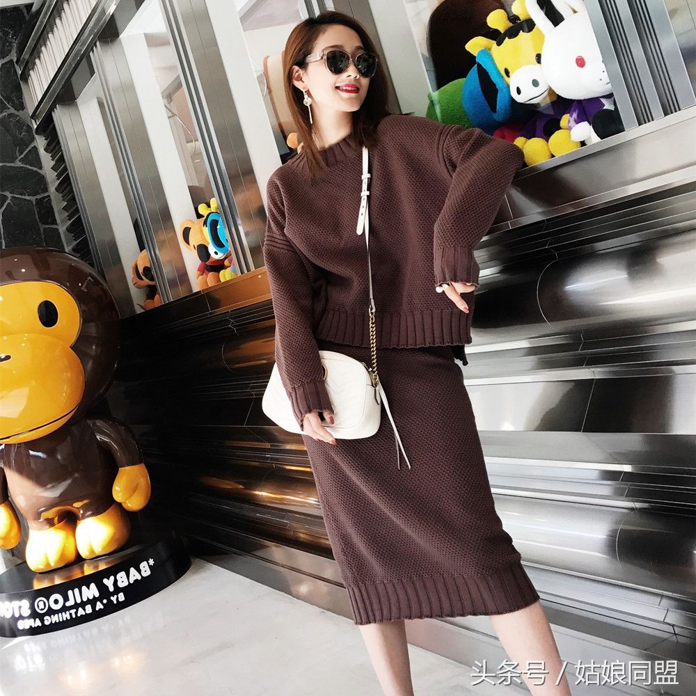 70、80后秋天不知道怎么穿?学学下面穿包裙套装，气质时髦显美嫩