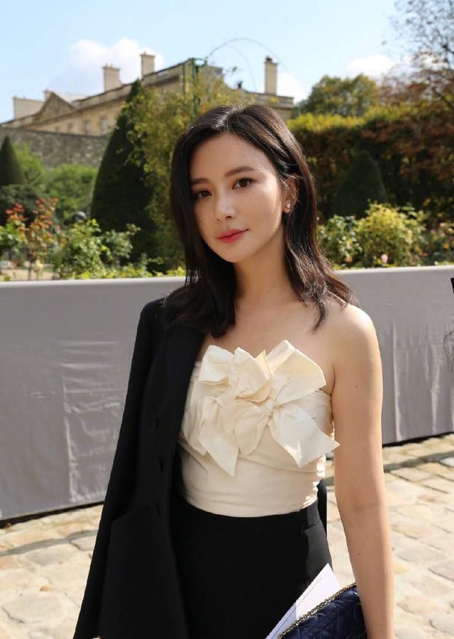 熊乃身穿西服外套+直筒裤现身，简单大方，网友:包包太丑了!