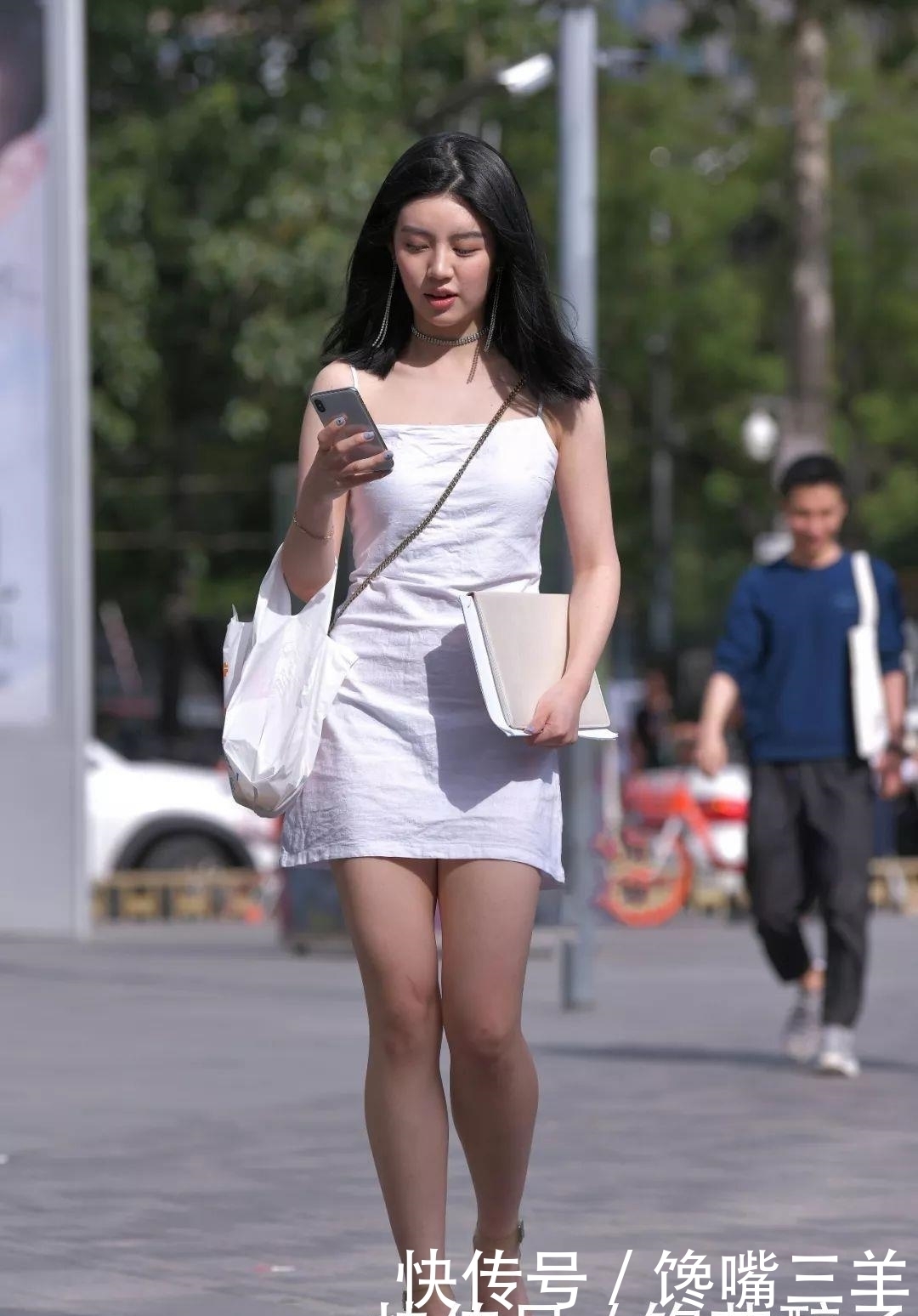 时尚|时尚街拍/大长腿的女孩,你的鞋子似有若无
