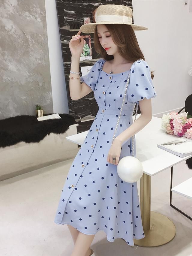 娴熟优雅的度假风连衣裙，这样穿轻松勾勒出迷人曲线！