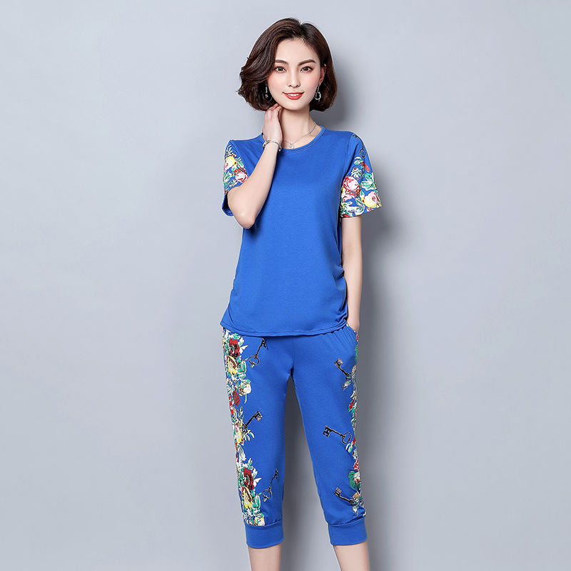 45岁老板娘从来不穿裙子,身上的套装够洋气,藏不住的女神魅力