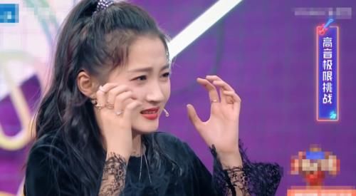 『一旁』华晨宇飙高音五官扭曲,谁注意到一旁的关晓彤,这反应太真实!