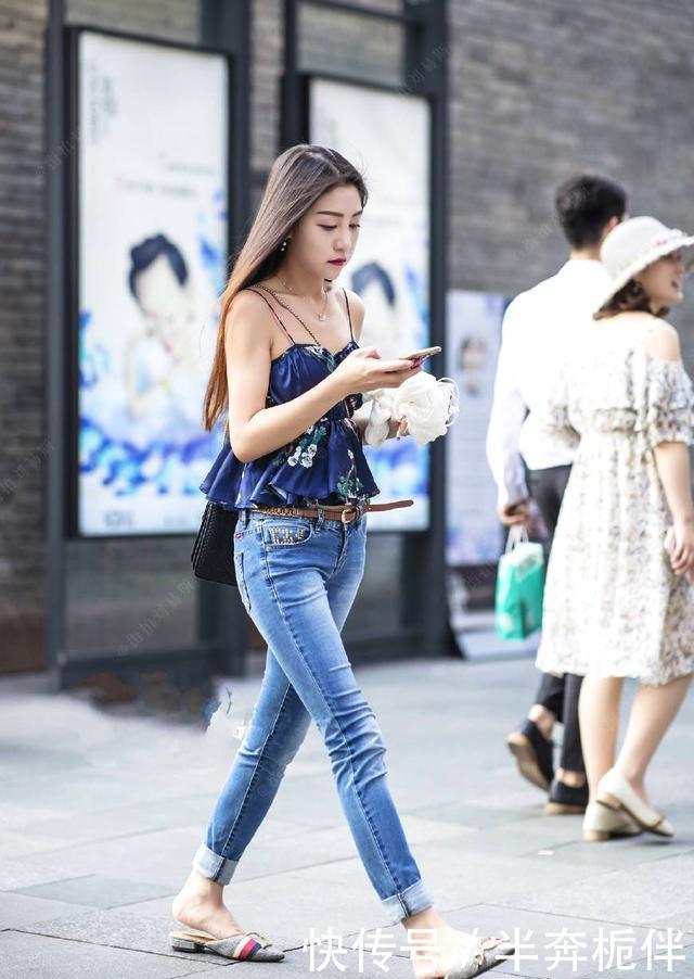 「 感觉」时尚气息满满，街拍：两位小姐姐戴的礼帽有一种贵族气息