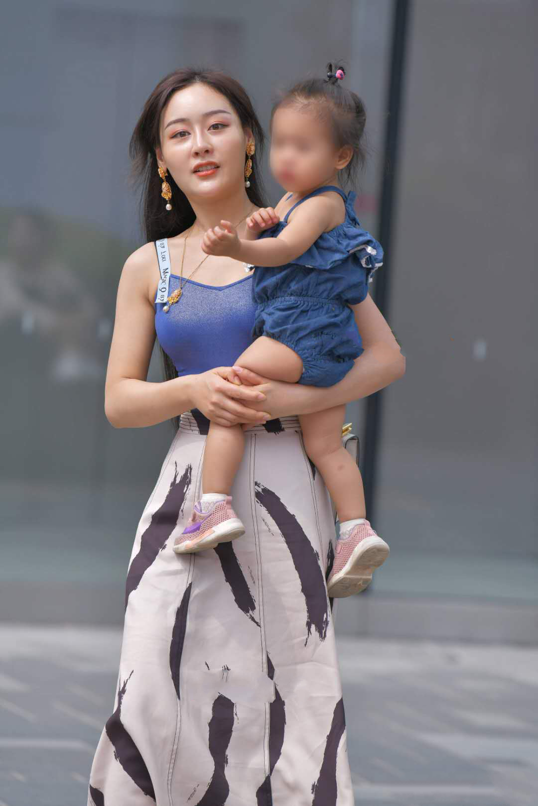 街拍：辣妈穿吊带背心搭配长裙，有种成熟女性的温婉味道！