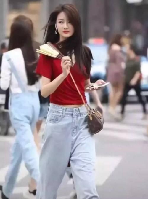 「麻袋」“大丈夫”的麻袋牛仔裤,嘟嘴女神的小扇子,网友:太美了!