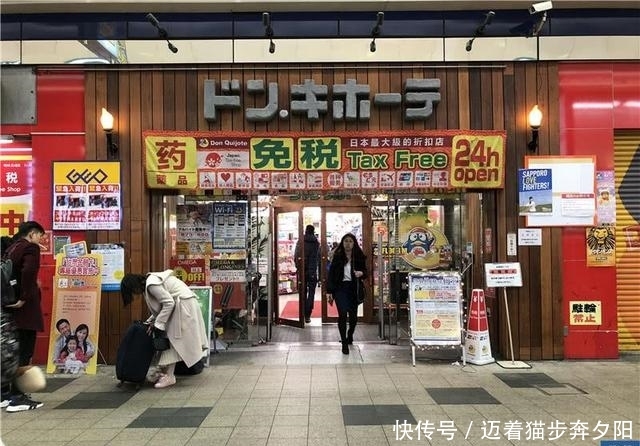 中国大妈到日本药妆店爆买，原来大包小包买的都是这个