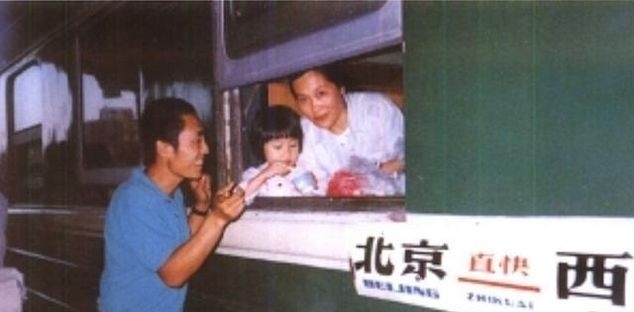 『巩俐』为了巩俐,张艺谋抛弃原配肖华,肖华现在过得怎么样了?