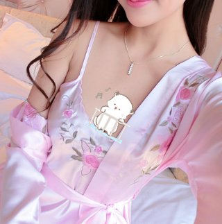 三伏天真的太热，在家只有穿吊带睡衣才能维持生活，清凉又迷人