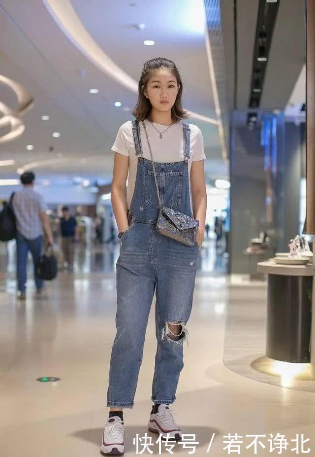 【时髦】路人街拍,靓女十分优雅迷人,穿背带牛仔连身裤,时髦又迷人