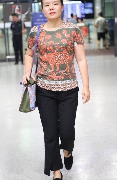 43岁龚琳娜太接地气了，素颜被吐槽像路人，网友：完全认不出来