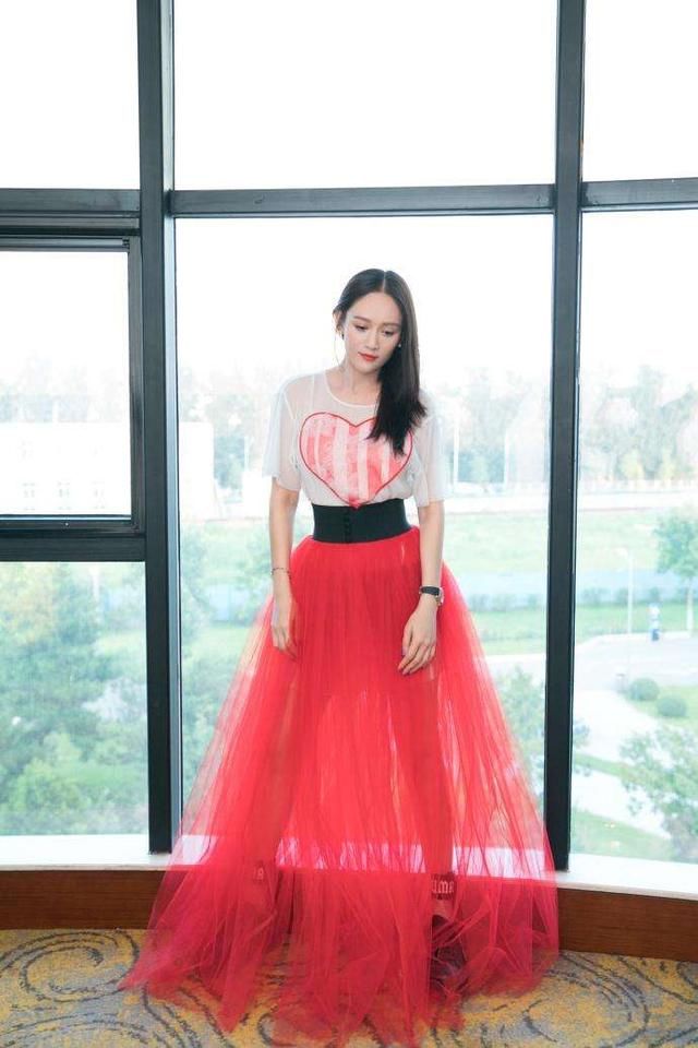 陈乔恩胆真肥，为了秀腿整条半身裙都是薄纱，网友:一般人不敢穿