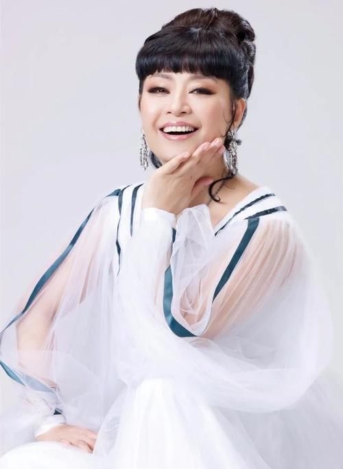 『不少』32岁离婚,42岁再婚嫁法国名门望族,殷秀梅坚持不改国籍,外籍丈夫支持她