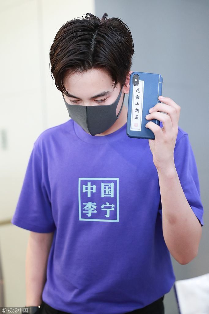 胡先煦抓耳挠腮对镜头做手势  拿“昆仑山胡某”手机壳暴露中二属