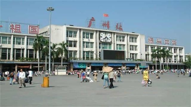 中国最爱国的火车站，八字标语屹立40年，网友：绝不能换！