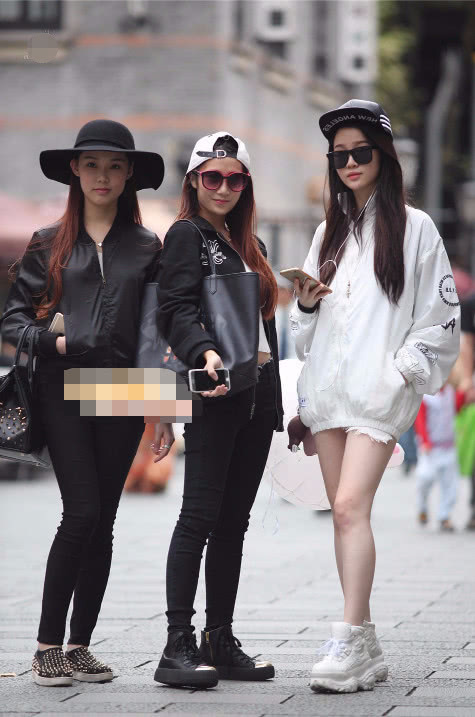 甜美小姐姐白色外套大玩下身消失，阳光活泼却又不失俏皮可爱