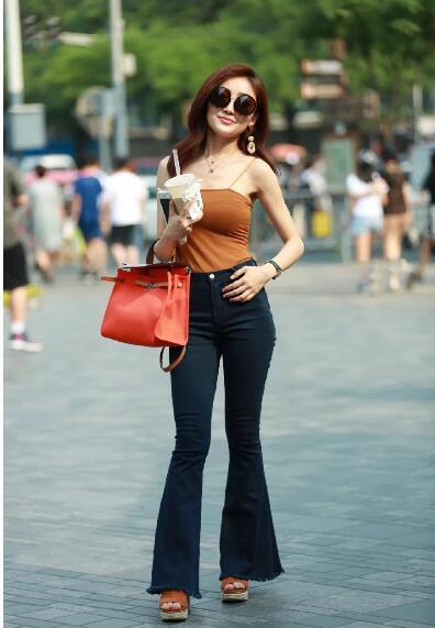 穿紧身喇叭裤小姐姐，秀出优美的身姿显得很美很迷人！