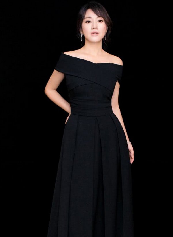 闫妮壕气挡不住，竟然在裙子上撒满了“硬币”，出乎意料的时髦!