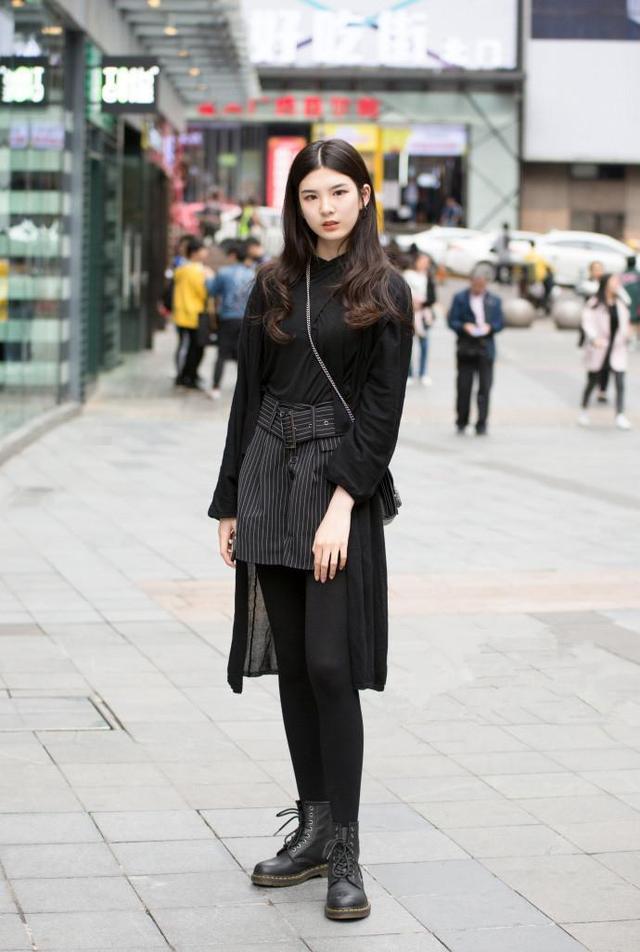 街拍:波点雪纺衬衫搭配鱼尾裙,女人味十足!