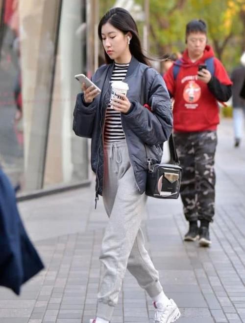 「美丽大方」街拍:如花似玉的小姐姐,一条白色的连衣裙,时尚优雅美丽大方